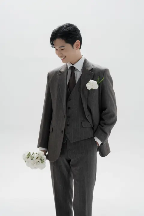 흰 꽃을 들고 웃는 신랑