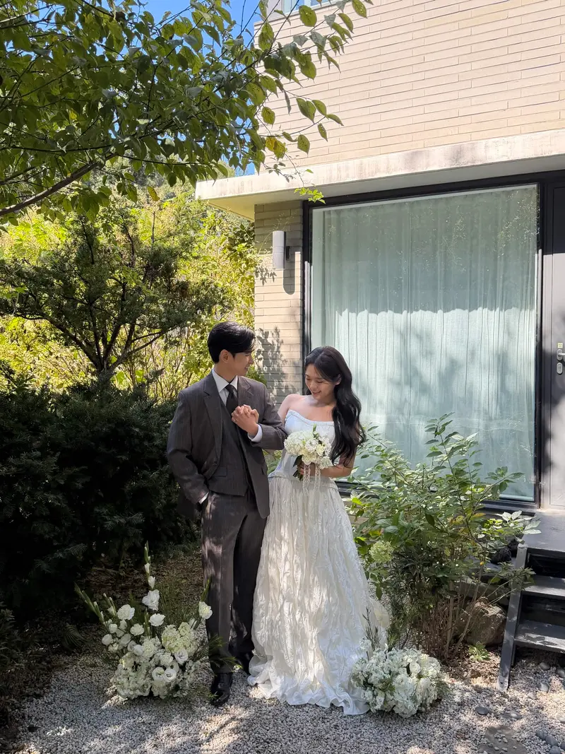 집 앞에서 서로를 바라보는 두 사람