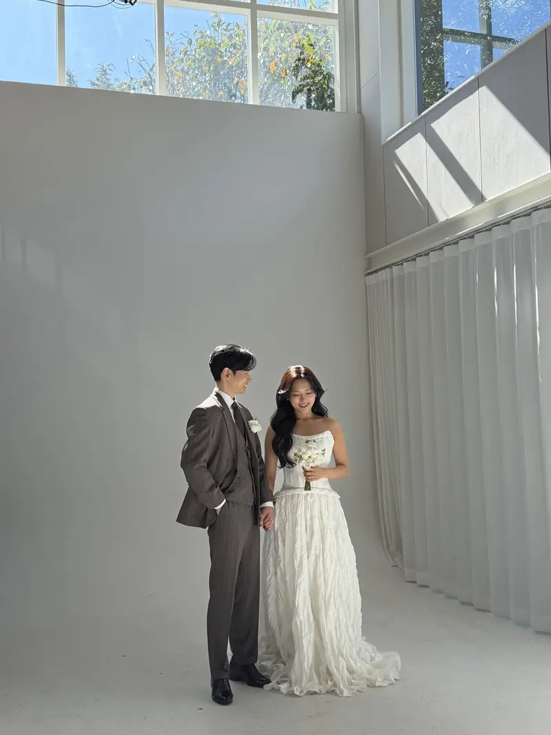 스튜디오에서 서로를 바라보는 두 사람