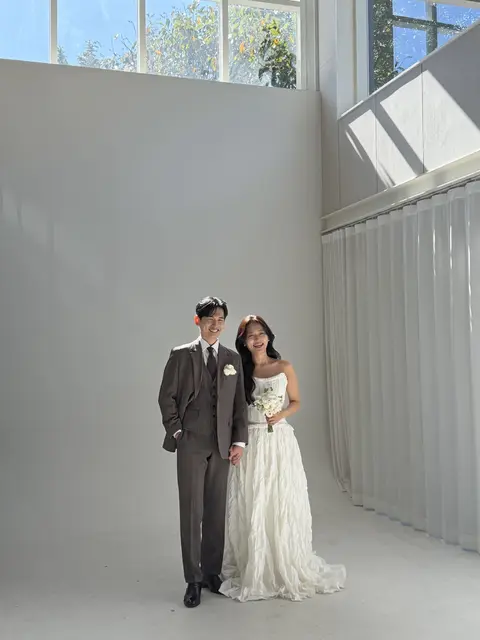 스튜디오에서 크게 웃는 두 사람