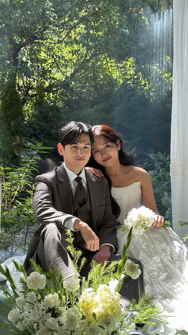 창가에 앉아 기댄 두 사람