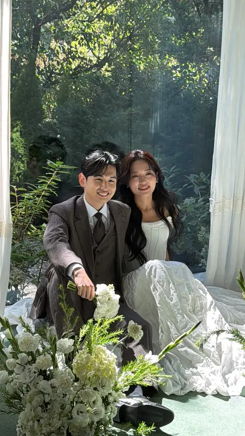 부케를 들고 크게 웃는 두 사람